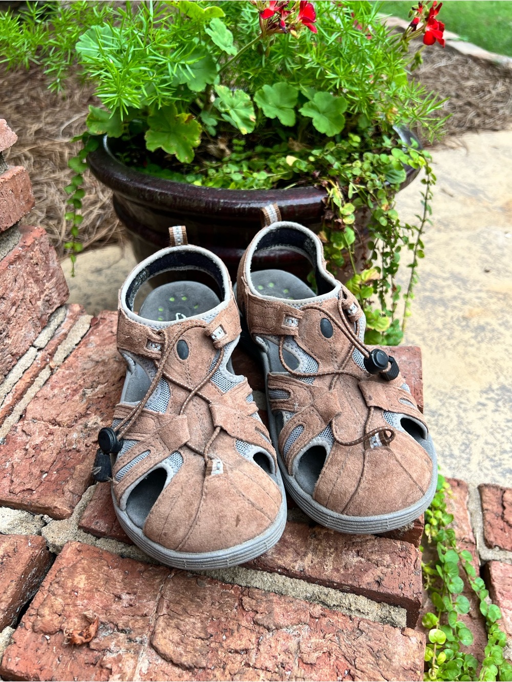 Clarks Wave Walk Brown Leather Sport Sandals Women’s Comfort Walking Toggle